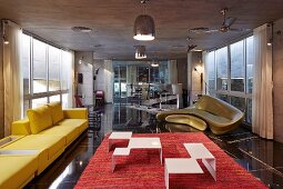 Filigrane Couchtische aus weiss lackiertem Metall, auf rotem Teppich, Polstercouch in Gelb und goldenes Sofa von Zaha Hadid
