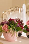 Selbstgefertigte Pappmache-Vase mit bunter Blumenstrauss