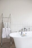 Freistehende Badewanne vor Edelstahl Leiter als Handtuchhalter