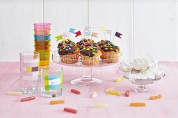 DIY-Fähnchen aus Zahnstochern und Masking Tape als Partydeko auf Muffins