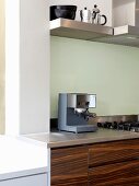 Espressomaschine auf Küchenzeile, Unterschrank in Holzoptik