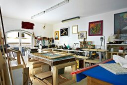 Künstlerwerkstatt mit diversen Regalen und Materialien