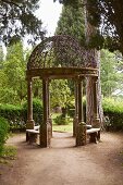 Runder Pavillon mit Kuppel aus schmiedeeisernem Geflecht im Garten der Villa Cimbrone
