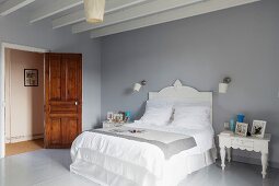 Französisches Schlafzimmer mit graublauem Dielenboden und Wänden, weißes Bett