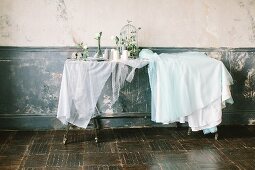 Feenhaft gedeckter Hochzeitstisch im Vintage-Raum