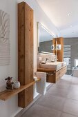 Massgefertigter Schrank aus Holz neben Waschtisch mit Unterbau in modernem Bad