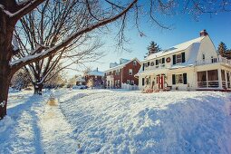 Amerikanische Landhäuser in verschneiter Landschaft