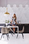 Inspirationen für die Küche: Fliesenwand mit geometrischem Muster über dunkler Küchenzeile