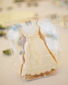 Gebäck in Brautkleidform mit Zuckerverzierung als Gastgeschenk
