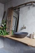 Schwarze Waschschüssel auf Vintage-Holzbrett und Glühbirnen in Vintage Badezimmer