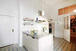 Küche mit Küchentheke und nostalgischem Fliesenboden in renoviertem Altbau
