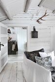 Blick durch Kassettentür in einer skandinavischen Blockhütte