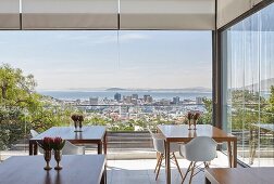 Elegantes Hotelcafé mit Panoramablick auf Kapstadt und das Meer