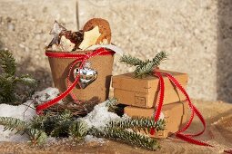 Weihnachtsgebäck in einem Anzuchttopf neben Pappschachteln