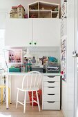 Weißer Schreibtischplatz mit Schubladenschrank und weißem Hängeschrank mit Puppenhaus in Mädchenzimmer
