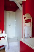 Nostalgisches Badezimmer mit roten Wänden