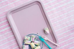 Rosa Tablett mit bunten Marshmallows