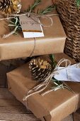 Geschenke in Packpapier mit Paketschnur und gebastelten Etiketten
