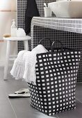 Schwarz-weiß karierte Tasche für Wäsche unter dem Waschtisch