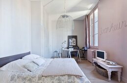 Schlafzimmer im französischen Stil mit Arbeitsecke