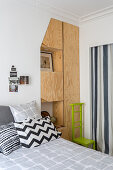 Schlafzimmer mit Einbauschränken aus Sperrholz