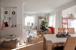 Offener Wohnbereich mit Weihnachtsbaum und Adventsgesteck mit skandinavischem Flair