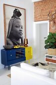 Bild einer Afrikanerin auf einem bunten Retro-Sideboard