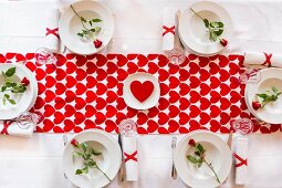 Romantisch gedeckter Tisch mit Herzen und Rosen