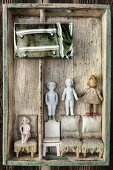 Puppen und Puppenmöbel in Vintage Kiste