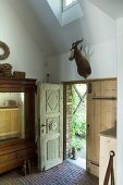 Renoviertes Landhaus mit antiker Holztür und Tiertrophäe