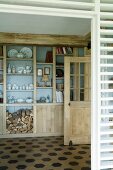Einbauregal für Geschirr, Bücher und Brennholz in renoviertem Landhaus
