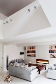 Gemütlicher Loungebereich mit Kaminfeuer und Opiumtisch in renovierter Altbauwohnung
