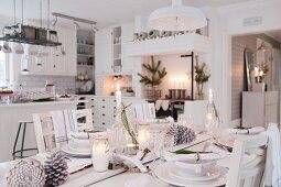 Weihnachtlich gedeckter Tisch in schwedischer Landhausküche