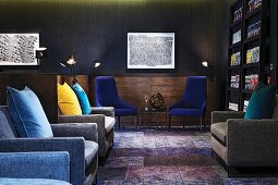 Lounge eines Hotels mit verschiedenen Sesseln
