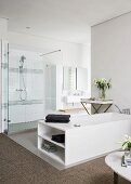 Elegantes, modernes Bad mit weißer Wanne und Duschbereich