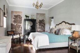 Klassisches Schlafzimmer mit Wandpaneelen und schwarzem Ethno-Schrank