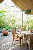 Sitzplatz mit Rattanmöbeln auf der Terrasse im Dschungel
