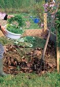 Kompost : Gemueseabfaelle auf den Kompost geben