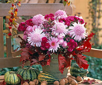 Arrangement with anemone-shaped chrysanthemums