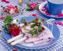 Table decoration of roses and wild strawberries