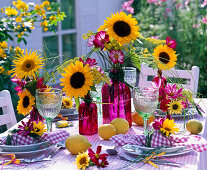 Tischdekoration mit Helianthus (Sonnenblumen), Cosmos (Schmuckkörbchen)