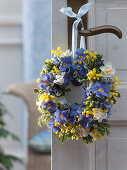 Door wreath from Primula, Narcissus 'Bridal Crown'