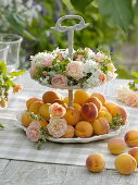 Etagere mit Kranz aus Rosa (Rosen), Hydrangea (Hortensien)
