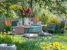 Tisch mit Gladiolen - Dahlien - Strauß unterm Apfelbaum