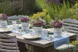 Sommerliche Tischdeko mit Wiesenblumen