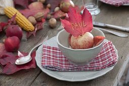 Herbstliche Tischdeko mit buntem Herbstlaub