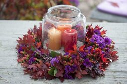 Herbstkranz mit violetter Kissenaster und rotem Laub