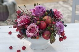 Herbstlicher Strauss mit Rosa (Rosen), Äpfeln und Zieraepfeln (Malus)