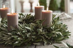 Mediterraner Adventskranz aus Olivenzweigen mit Kerzen