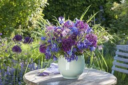 Blau-violetter Strauss aus Allium 'Purple Sensation'